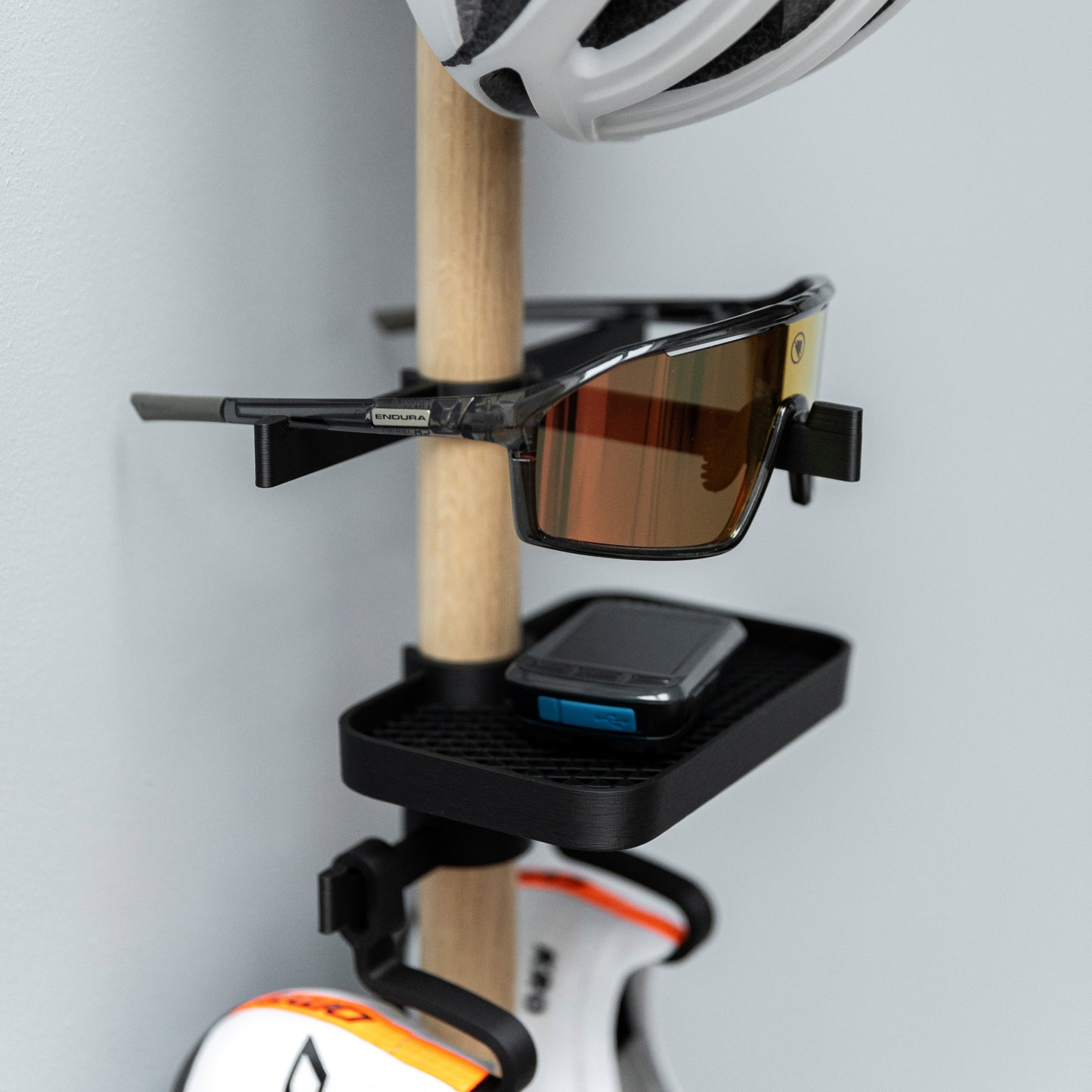 Rack B - 1 x Sko + 1 x Solbrille + 1 x Hjelm + 1 x Bakke - Tons - Træ