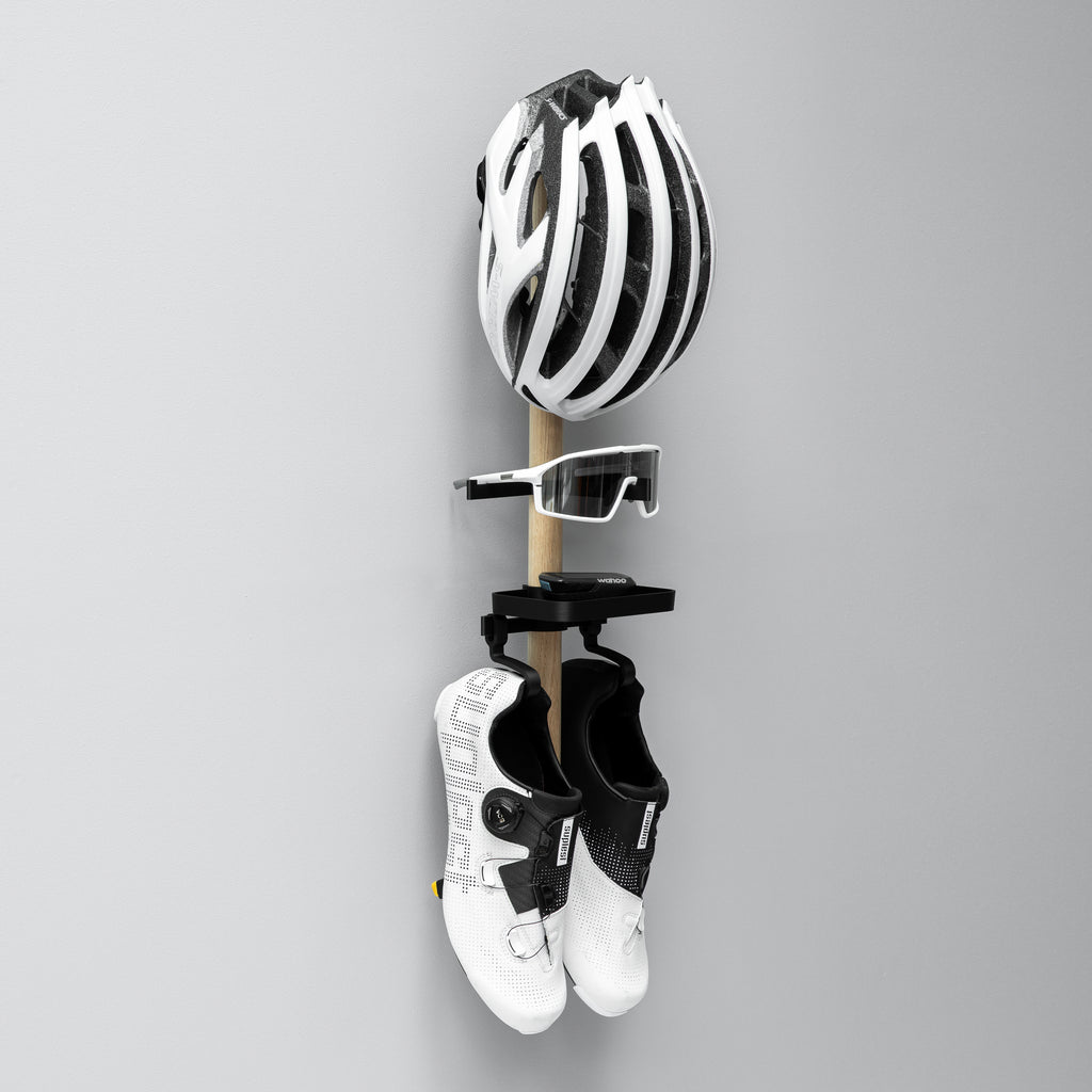 Rack B - 1 x Sko + 1 x Solbrille + 1 x Hjelm + 1 x Bakke - Tons - Træ