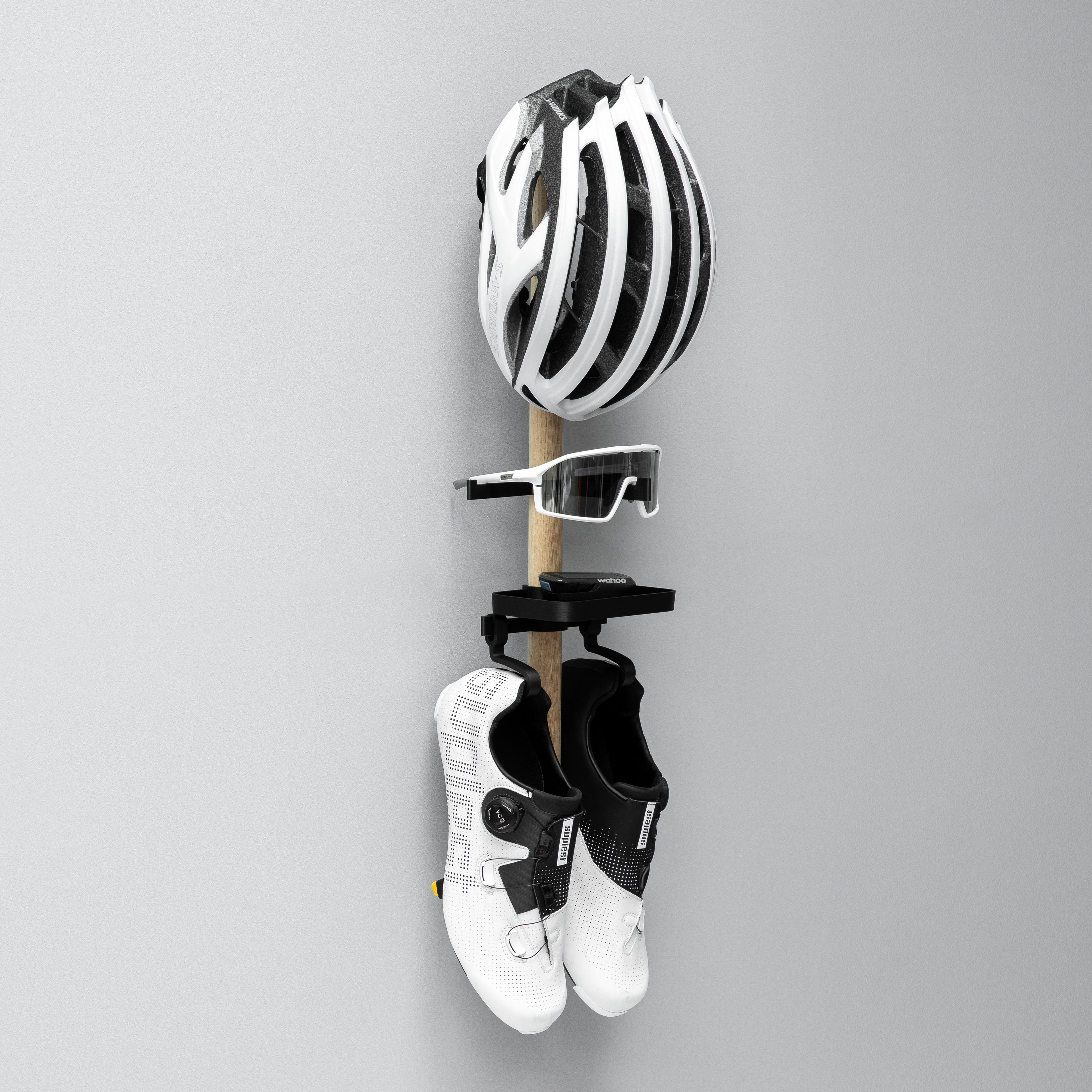 Rack B - 1 x Sko + 1 x Solbrille + 1 x Hjelm + 1 x Bakke - Tons - Træ