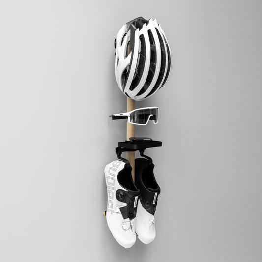 Rack B - 1 x Sko + 1 x Solbrille + 1 x Hjelm + 1 x Bakke - Tons - Træ
