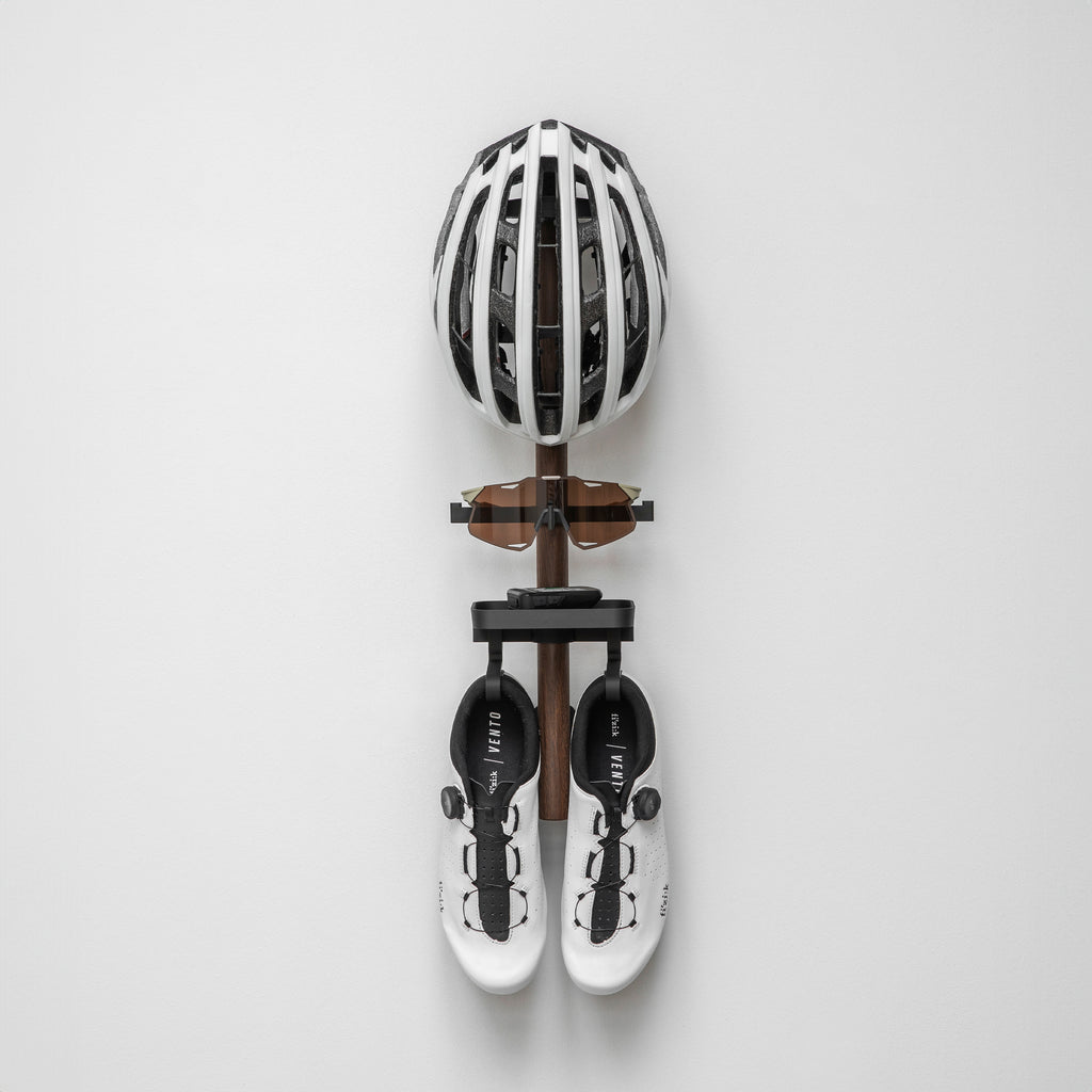 Rack B - 1 x Sko + 1 x Solbrille + 1 x Hjelm + 1 x Bakke - Tons - Træ