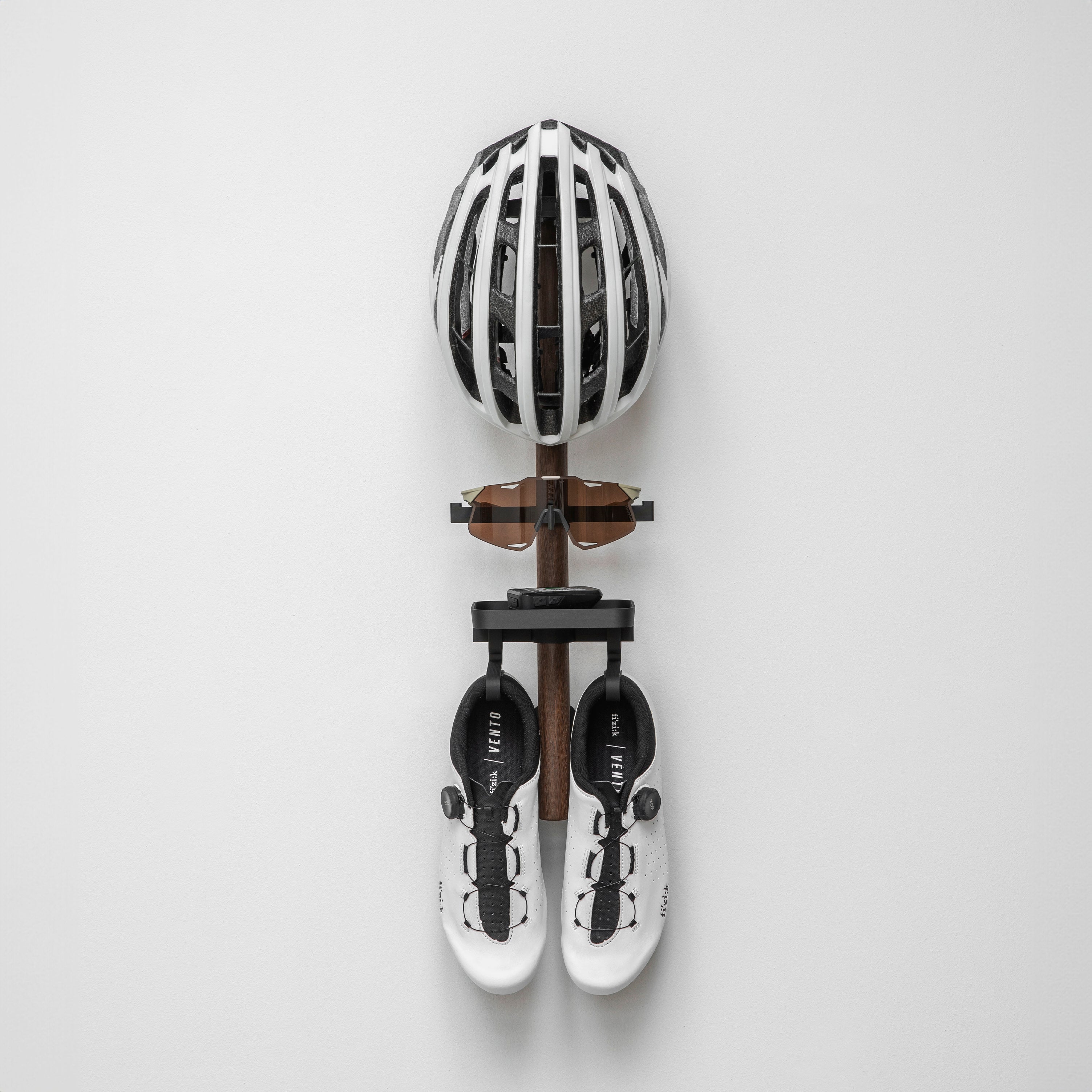Rack B - 1 x Sko + 1 x Solbrille + 1 x Hjelm + 1 x Bakke - Tons - Træ